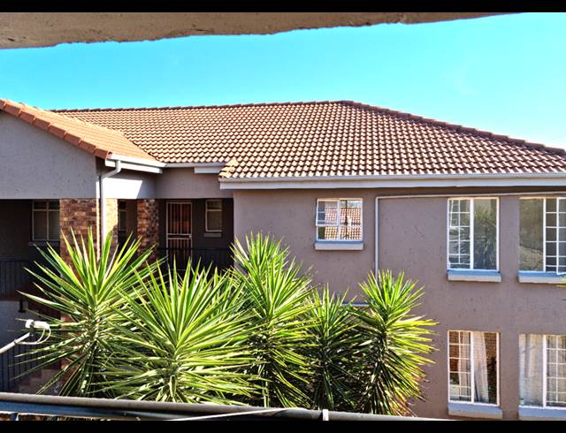2 BEDROOM SECTIONAL TITLE RENTED IN PIERRE VAN RYNEVELD